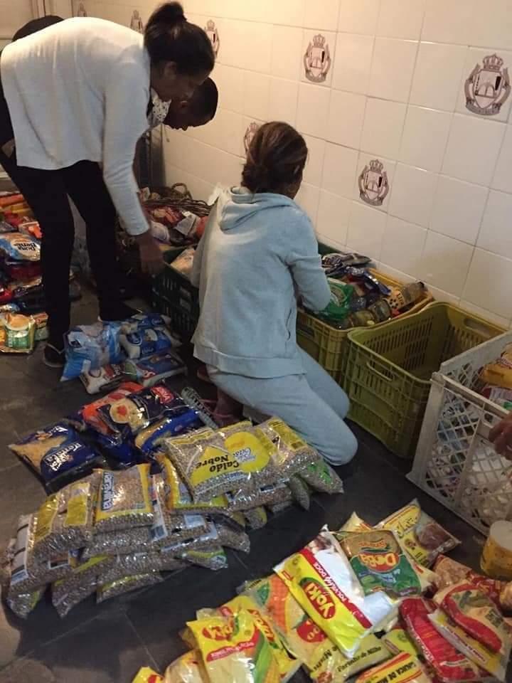Voluntárias separam alimentos recebidos do Banco de Alimentos