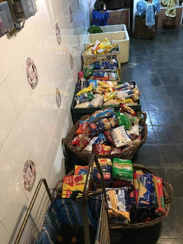 Alimentos separados em cestos, recebidos do Banco de Alimentos