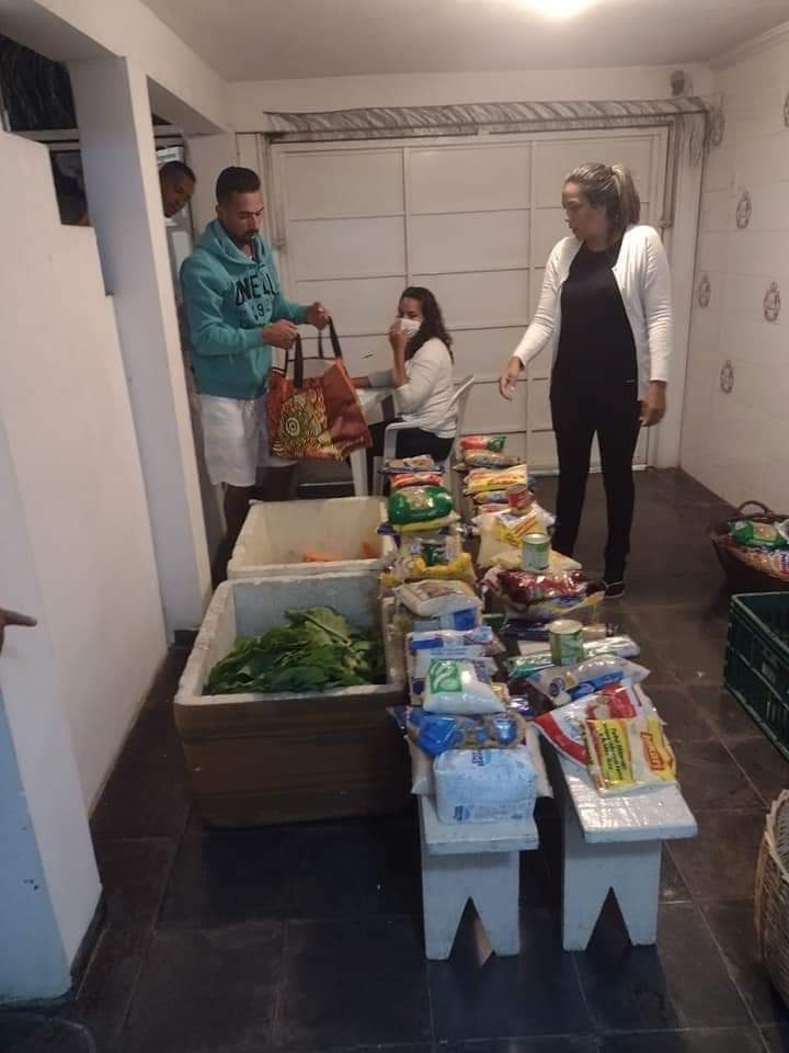 Voluntários organizam alimentos e hortaliças do Banco de Alimentos