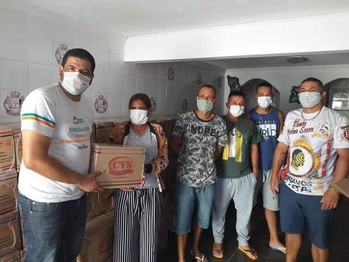 Equipe e voluntários do Instituto com caixas de cestas básicas