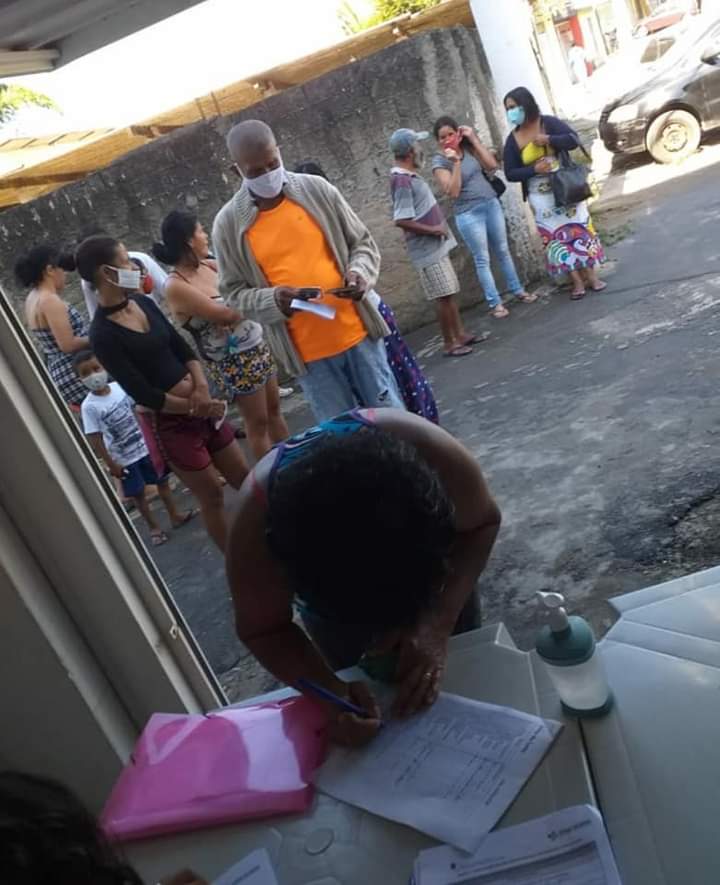 Entrega de cestas básicas a moradores do bairro