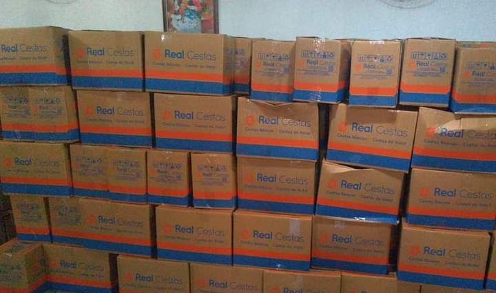 Pilha de caixas de cestas básicas armazenadas no Instituto
