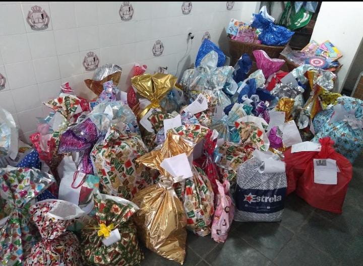 Presentes embrulhados para o Natal Solidário