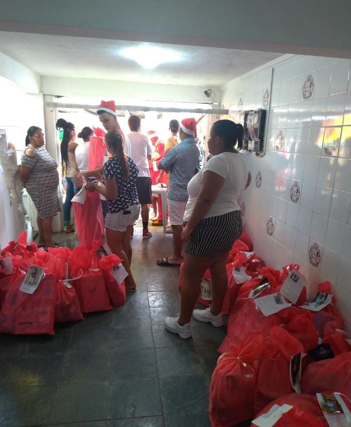 Moradores retiram sacolas de presentes do Natal Solidário