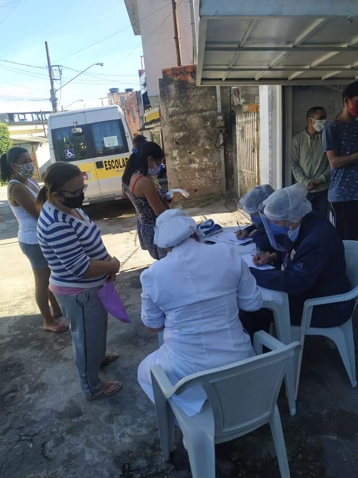 Equipe de saúde atende moradores na campanha de vacinação